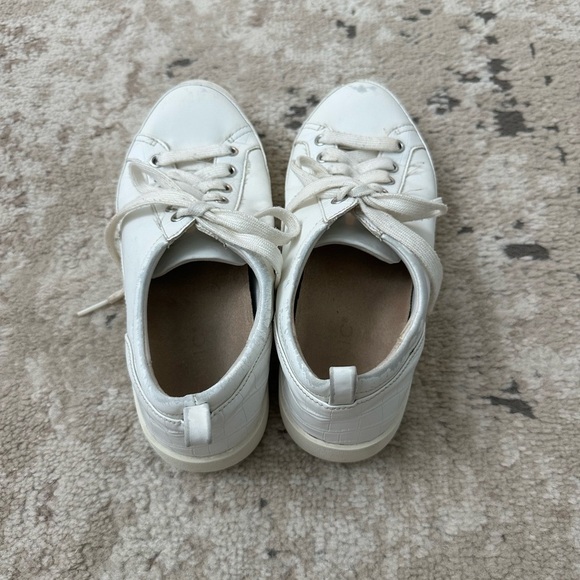 Vionic White Sneakers Size 7 - Picture 3 of 5